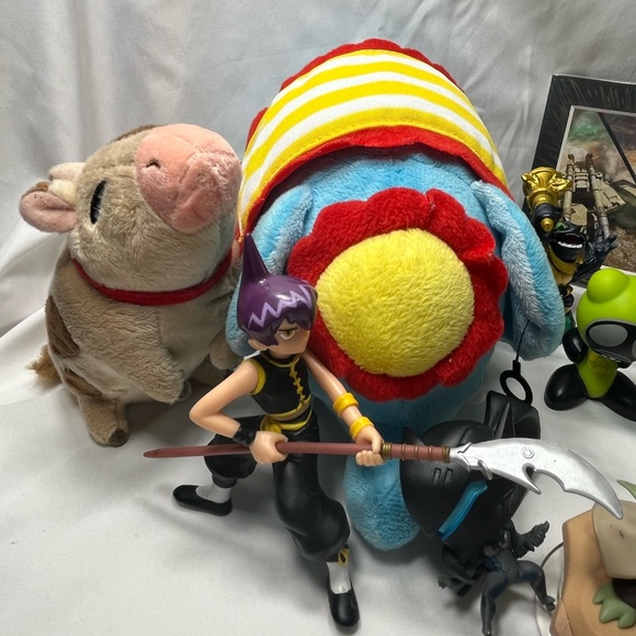 Assorted Video Game Collectible Action Figures and Accesories - Picture 6 of 14